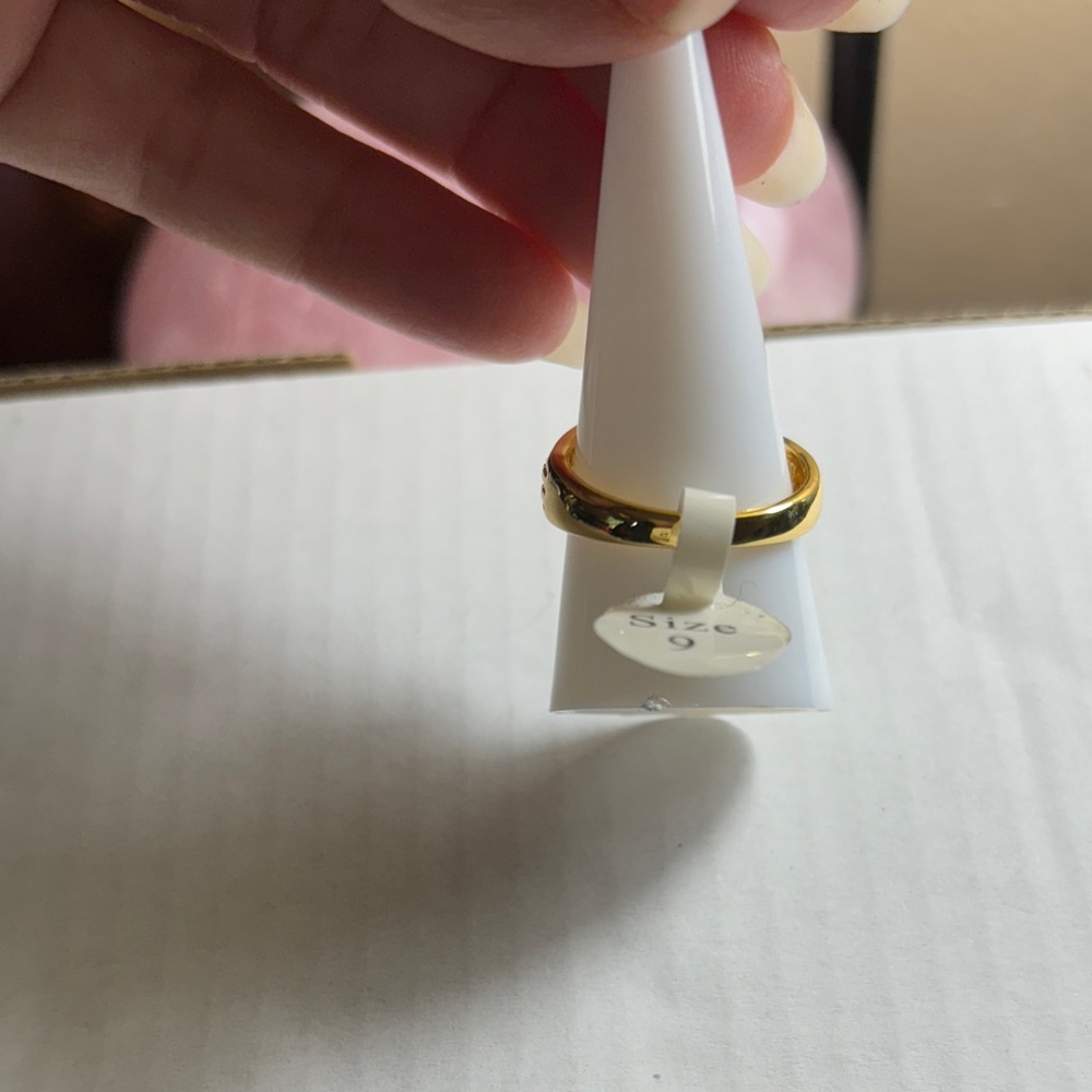 Elegant Gold and Black Women's Ring - Picture 3 of 4